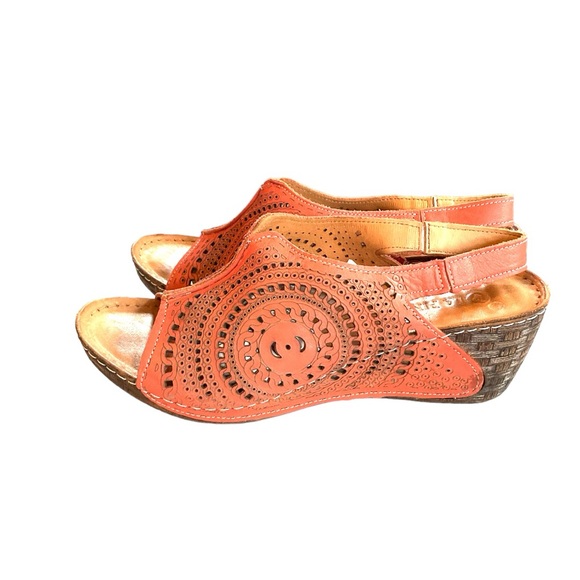 La Pinta Magic Medallion Sandals - Picture 2 of 8